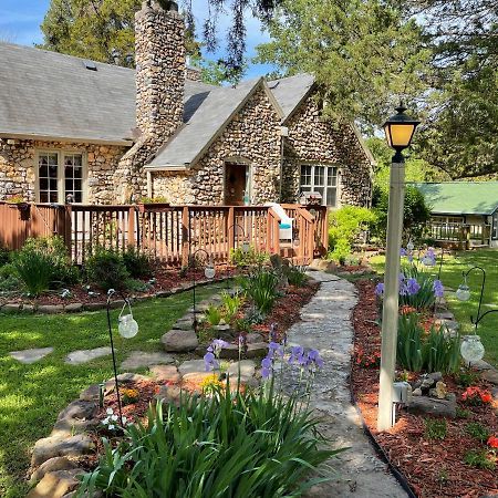 Rock Cottage Gardens B&B Юрика Спрингс Экстерьер фото