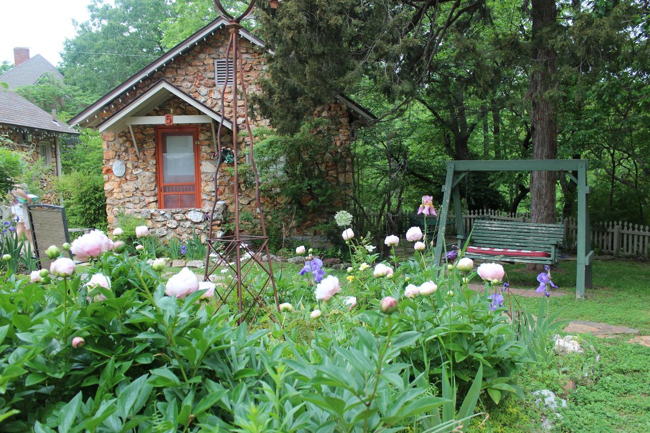 Rock Cottage Gardens B&B Юрика Спрингс Экстерьер фото